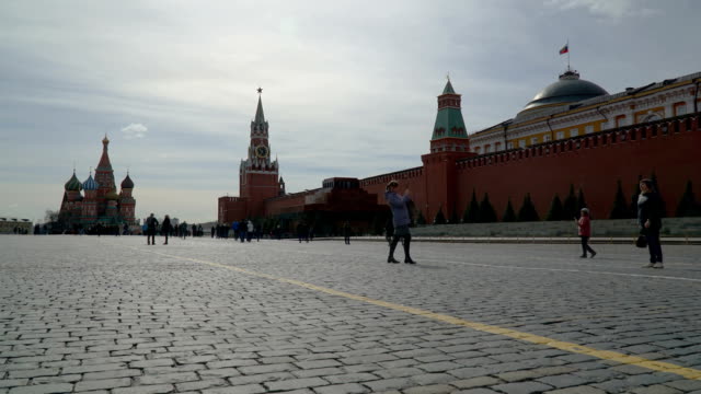 Y-turistas-visitando-la-Plaza-Roja-en-Moscú,-Rusia.-Time-lapse.-FullHD