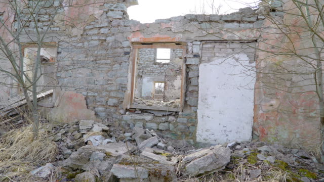 Escombros-de-las-paredes-de-las-casas-en-ruinas