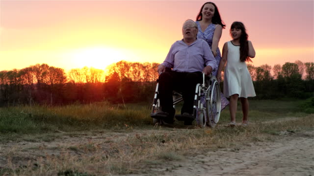 Hombre-mayor-en-silla-de-ruedas-con-familia