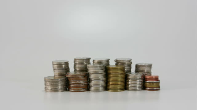 Wachsende-Stapel-von-Münzen-auf-weißem-Hintergrund