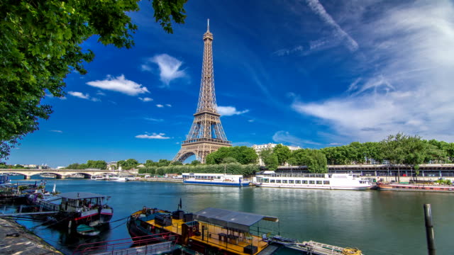Der-Eiffel-Turm-Timelapse-Hyperlapse-von-Damm-am-Fluss-Seine-in-Paris