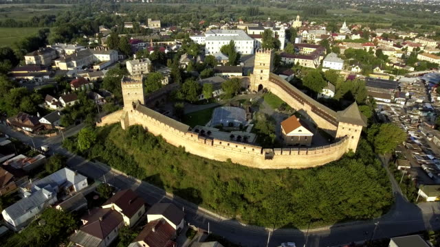 Arieal-vista-en-el-castillo-de-Lutsk.-Castillo-de-piedra-del-príncipe-Lubart,-símbolo-de-la-ciudad-de-Lutsk,-Ucrania.