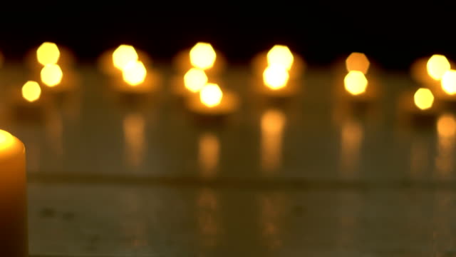 Tema-romántica-luz-de-velas-blancas