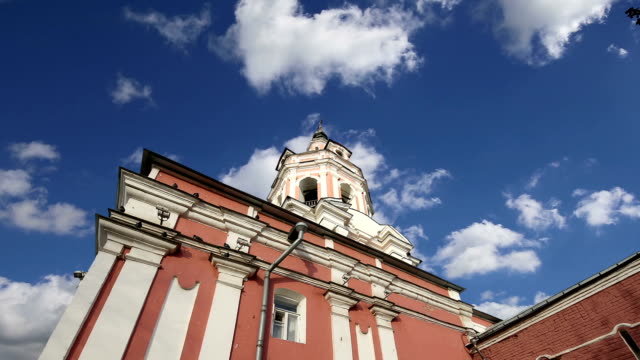 Donskoj-Kloster.-Mittelalterliche-russische-Kirchen-auf-dem-Gebiet--Kloster-wurde-1591-gegründet-und-war-früher-eine-Festung.-Moskau,-Russland