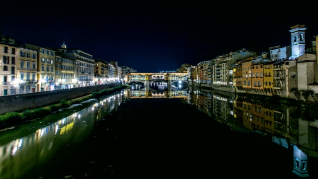 Famous-Ponte-Vecchio-bridge-timelapse-over-the-Arno-river-in-Florence,-Italy,-lit-up-at-night