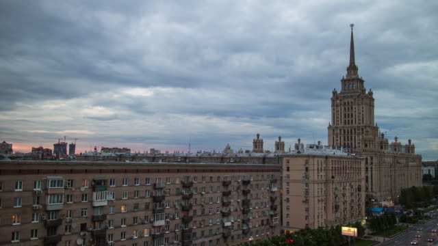 Russland-regnerischen-Moskau-Kutuzovsky-Avenue-Hotel-auf-dem-Dach-Panorama-4k-Zeitraffer