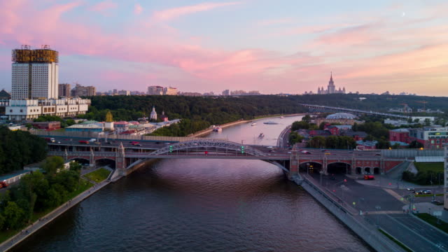 Russland-Sonnenuntergang-Moskwa-Fluss-und-sonnigen-Stadtbild-aerial-Panorama-4k-hyper-Zeitraffer