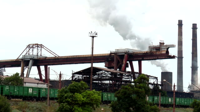 Grúa-de-pórtico-y-carros-de-ferrocarril-en-una-planta-metalúrgica