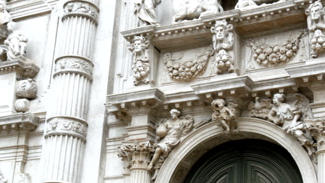 Herrliche-Formen-aus-weißem-Ton-auf-eine-der-venezianischen-Kathedralen