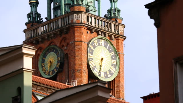Vieja-arquitectura-sofisticada-y-elegante-reloj-de-la-torre-del-Ayuntamiento-principal-de-Gdansk
