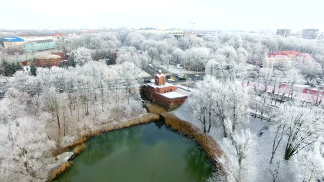 Antena:-Nevado-parque-público-en-Kaliningrado,-Rusia