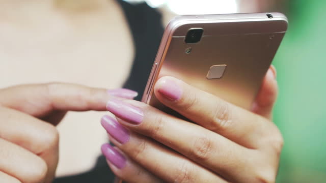 Frau-Hand-mit-Smartphone-mit-Internetverbindung-für-Online-shopping
