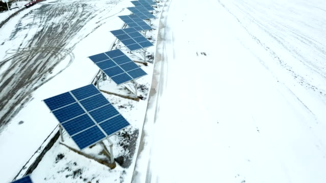 Alternative-energy-solar-power-plant-in-the-winter.