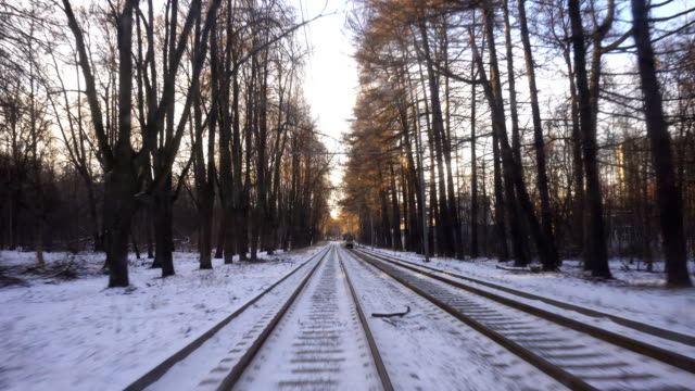 paseo-en-el-tranvía-moderno-a-través-del-parque-de-invierno