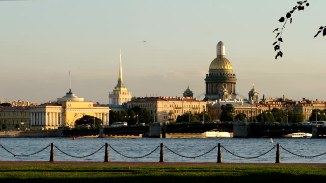 Orilla-del-río-Neva-y-el-Almirantazgo,-Catedral-de-Isaac-y-Palacio-puente-por-la-noche-en-el-verano---St.-Petersburg,-Rusia
