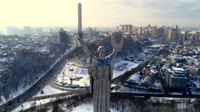 Patria-de-monumento-en-invierno,-Kiev,-Ucrania