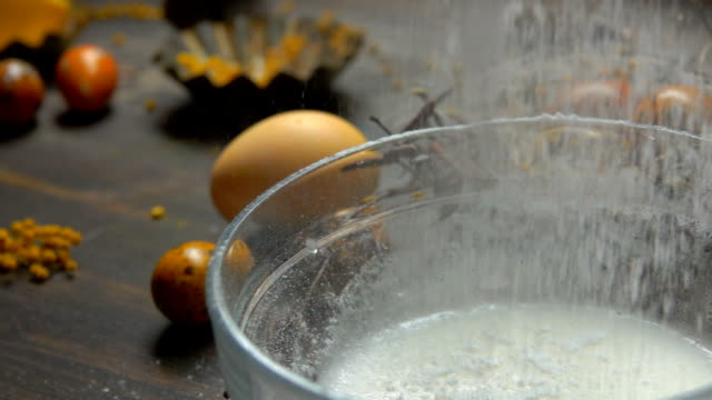 Azúcar-en-polvo-se-vierte-en-un-recipiente-preparar-un-esmalte-para-horneado-de-Pascua