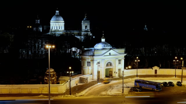 Alexander-Nevsky-Lavra-und-Nacht-Verkehr-in-Sankt-Petersburg