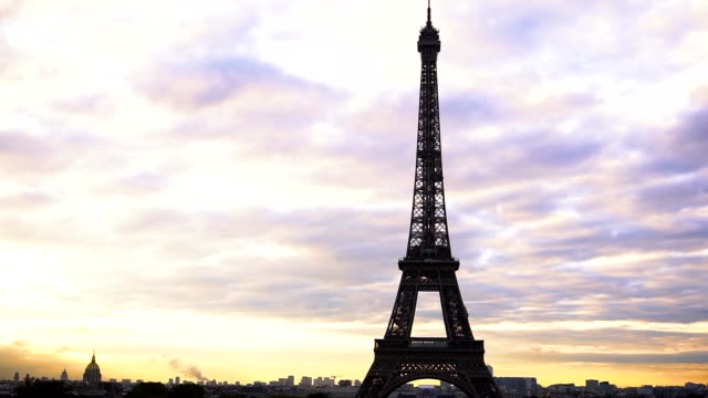 Eiffelturm-mit-Wolkengebilde-Hintergrund