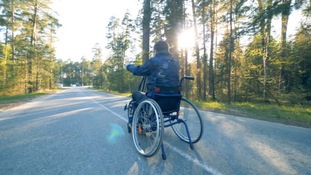 Ein-Mann-geht-in-einem-Rollstuhl,-Slow-Motion.
