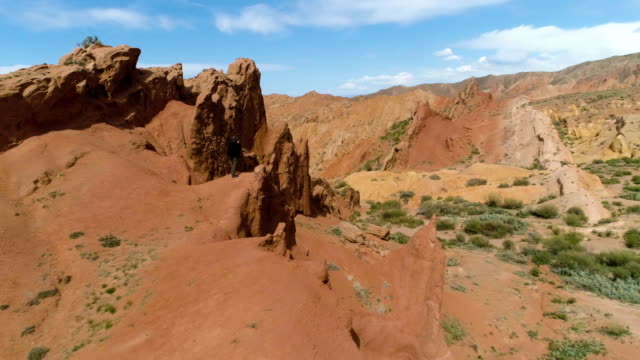 Touristischen-Mann-nimmt-Bild-von-Red-Canyon-und-blauen-Himmel-am-sonnigen-Tag.-Luftbild