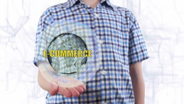 Junger-Mann-zeigt-ein-Hologramm-des-Planeten-Erde-und-Text-E-commerce