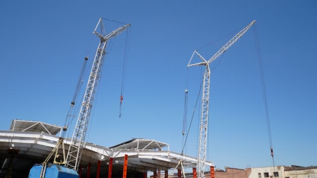 Construction-crane-and-workers-on-construction-site