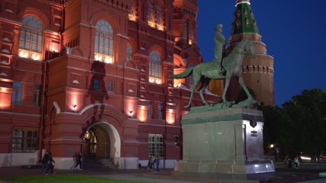 Paseo-de-noche-por-la-Plaza-Roja-iluminada-cerca-del-monumento-al-mariscal-Zhukov