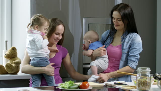 Frauen-mit-Kindern-in-Küche