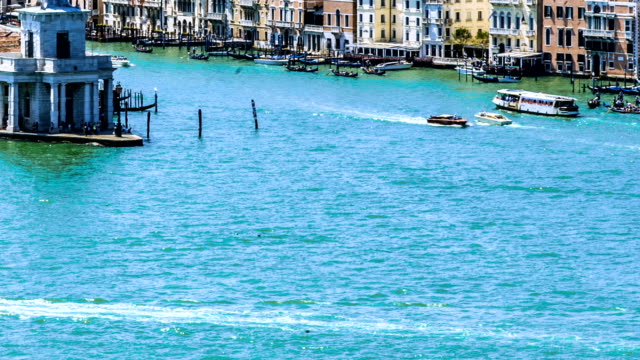 Embarcaciones-turísticas,-vaporetto-y-góndolas-navegando-en-Gran-Canal-en-Venecia,-viajes