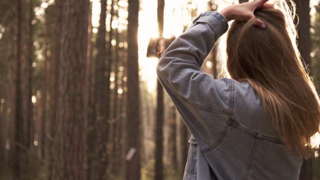 Junges-Mädchen-nehmen-Foto-am-Smartphone-im-Wald