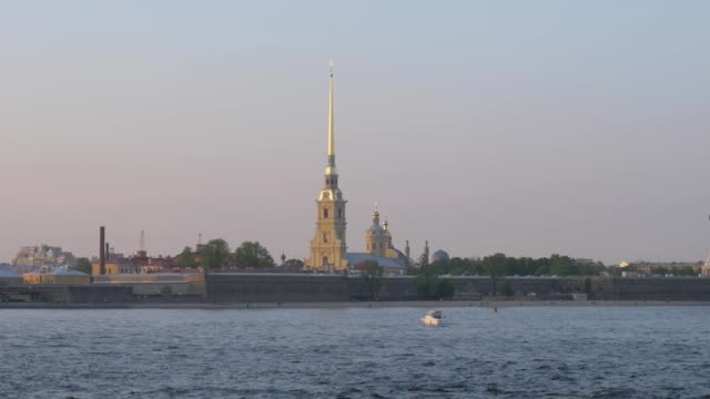 Vista-de-la-fortaleza-de-Peter-Pavel-a-través-del-río-Neva-en-San-Petreburg,-Rusia.