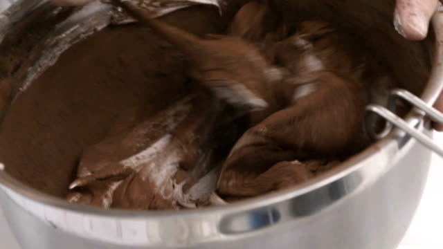 Cocinero-mezcla-de-crema-y-cacao