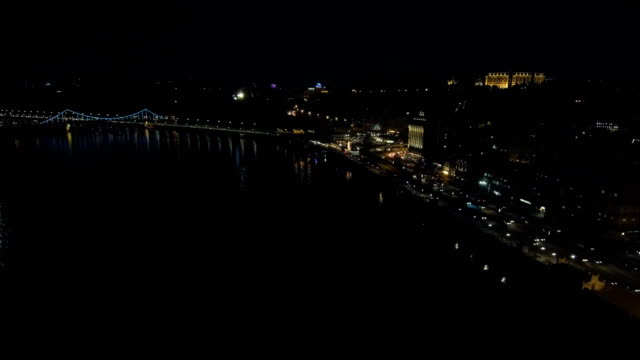 Vista-aérea-de-Drone:-vista-del-paseo-de-noche-con-coches-y-puentes-superior.
