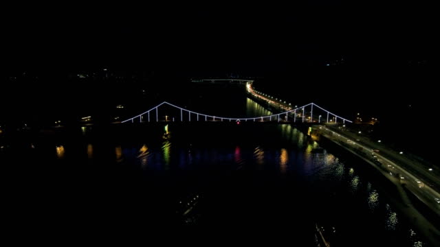 Luftaufnahme-von-Drohne:-Draufsicht-der-Nacht-Promenade-mit-Brücken-und-Autos.