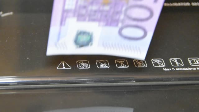 Dinero-del-euro-es-destruido-a-través-de-una-trituradora