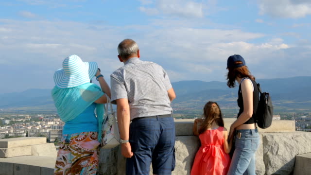 Group-of-tourist-admire-the-view