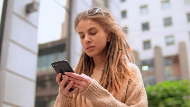 junge-Frau-SMS-Sms-im-freien