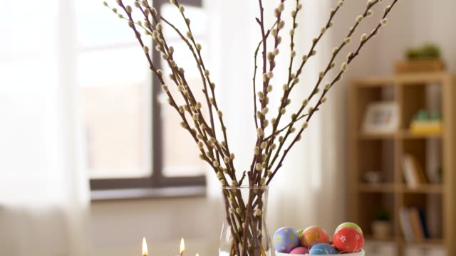 huevos-de-Pascua,-sauce-y-velas-ardiendo-en-el-hogar