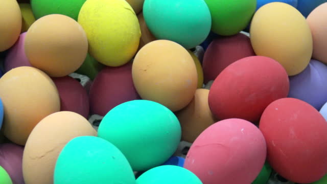 Montón-de-huevos-de-Pascua-coloridos-pintados-en-mercado