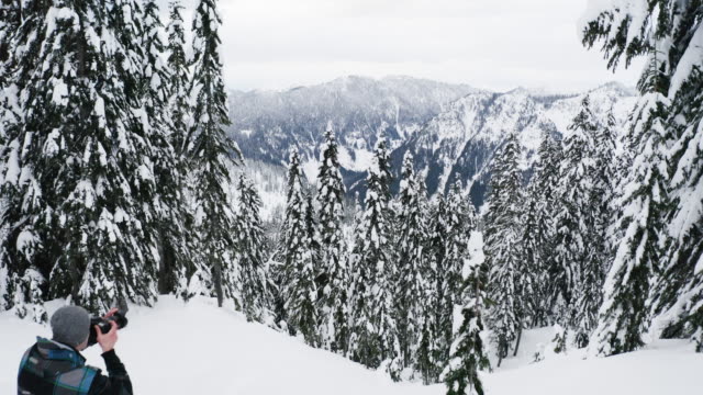 Fotograf-Kamera-Mann-nehmen-Foto-verschneiten-bewaldeten-Naturlandschaft