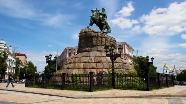 Estatua-de-Bohdan-Sofia-Plaza-Kiev-Ucrania