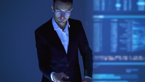 Der-Geschäftsmann-arbeiten-mit-einem-Touchscreen-Display-auf-dem-Hologramm-Hintergrund