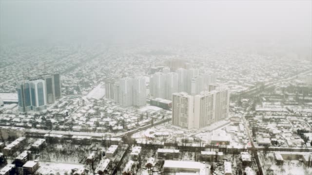 Nubes-de-nieve-por-encima-de-un-área-de-rápido-desarrollo.-Odessa,-Ucrania,-enero-de-2019.