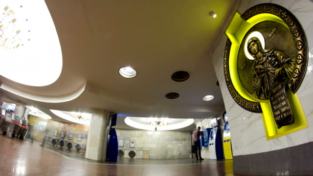 Entrada-a-la-estación-de-metro-Universitet-Saltivska-línea-de-Kharkiv-metro-timelapse-hyperlapse