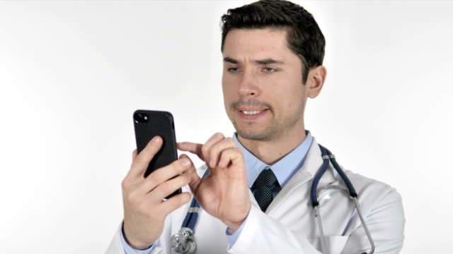 Arzt-mit-Smartphone-auf-weißem-Hintergrund