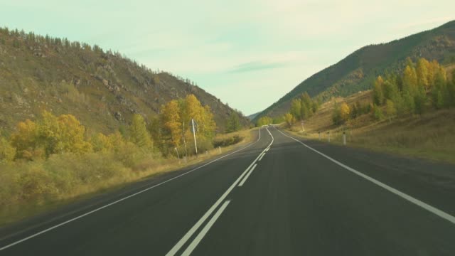 Smooth-asphalt-road-in-the-mountains