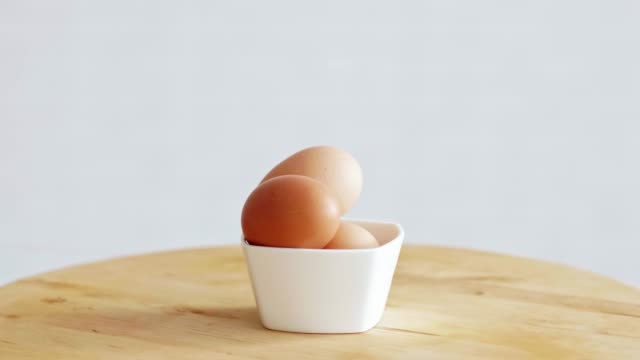 Convirtiendo-los-huevos-en-huevos-de-Pascua