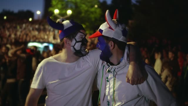 Dos-gays-viendo-fútbol.-LGBT-entre-nosotros.-Tolerancia-y-amor-2-chicos.-Fútbol-masculino