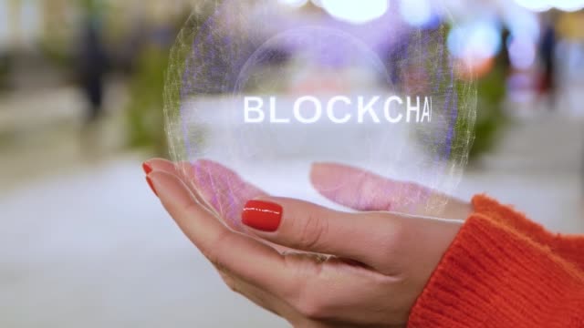 Weibliche-Hände-mit-konzeptionellem-Hologramm-Blockchain